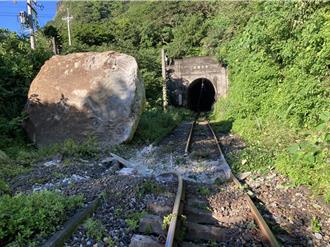 巨石砸斷軌 花蓮和平=崇德5日首班車恢復雙線行駛