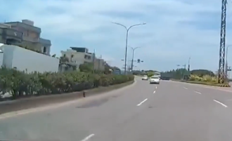 三宝也有「羊群效应」？驾驶连遇2辆逆向车 一度怀疑开错道