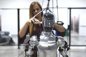 板卡三雄 攻智慧機器人領域