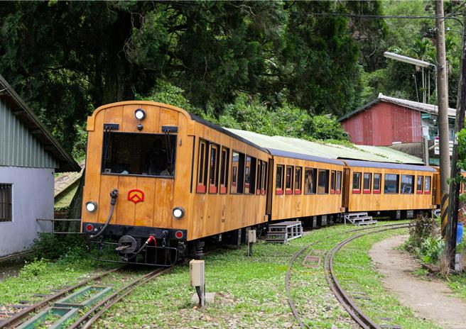 福森号是林铁中最顶级的观光列车。（雄狮旅游提供）