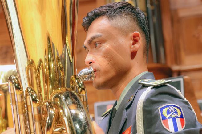  陸軍樂隊結合訓練成果舉辦「大漢天聲」音樂會，透過豐富多元的樂器演奏，展現勤訓精練成果。（記者楊喬琳攝）