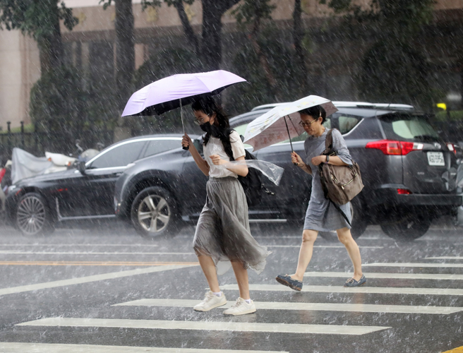 今天午後嘉義以南及各地山區留意雷陣雨；周日、下周一對流更旺盛，中南部地區及北部山區有局部大雨，且持續到晚上。（劉宗龍攝）