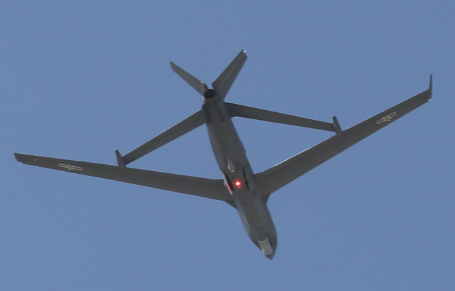 中国大陆一架军用无人机在2日上午时飞越马祖南竿机场，并在机场周边空域盘旋20分钟，严重影响飞安。示意图为大陆无侦-7无人机。（示意图／新华社）