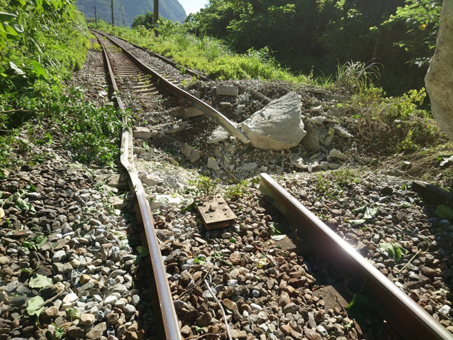 今晨傳出和仁隧道北口東正線被巨大落石砸斷鋼軌，目前東正線封鎖，西正線單線雙向行車。（台鐵提供）