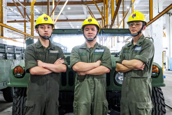 　梁俊贤（中）喜欢和弟兄一起完成任务的感觉，让他有踏实的成就感。（记者杨乔琳摄）