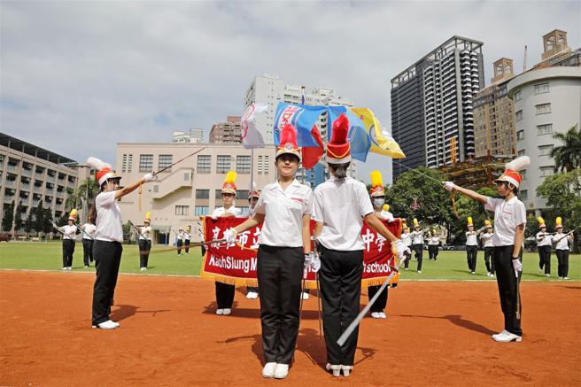  雄女仪队演出阵容庞大，由刀官、枪兵、横幅及旗队组成。（记者孙建屏摄）