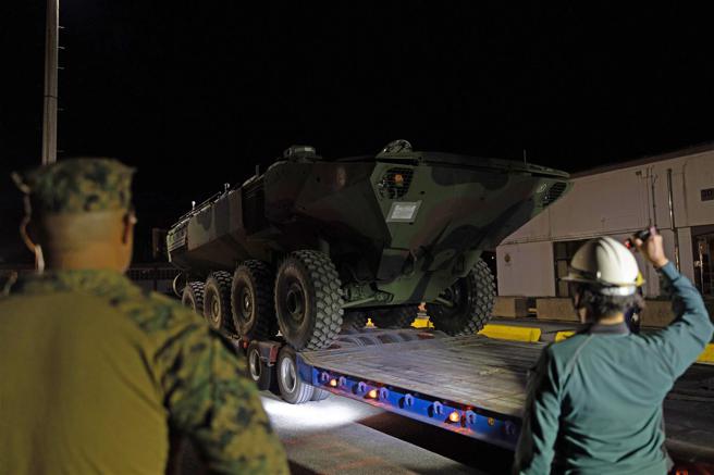 ACV在指挥人员引导下，开上停放在那霸军用码头的拖板车，准备运往史瓦布营区。
（取自DVIDS网站）