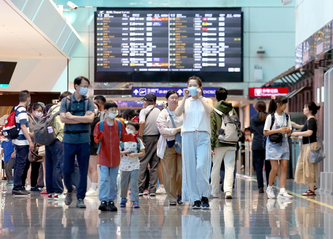 进入暑假出国旅游旺季，桃园国际机场挤满旅客。（ 示意图／本报资料照）