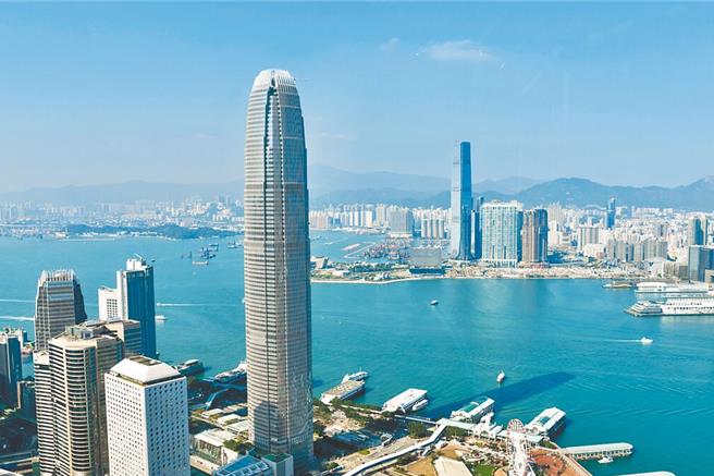 图为香港维多利亚港两岸的商业大厦林立。（中新社）