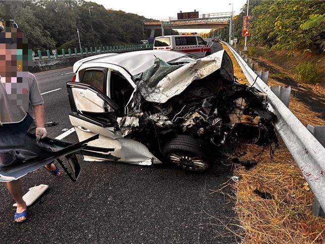 19歲黃男當時駕駛自小客車行駛於中線車道疑操作不當碰撞至1部營半聯結車，再撞及外側護欄而肇事，車子嚴重毀損。（照片由國道警察提供）