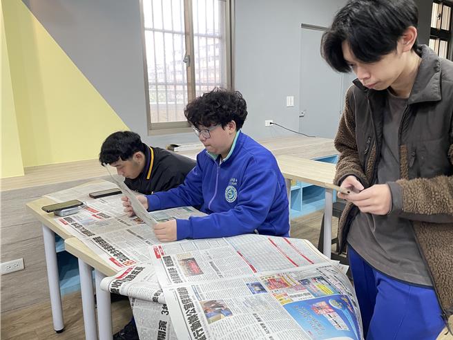 永平高中新媒體課程帶領學生從時事新聞進行媒體識讀。（新北市教育局提供）