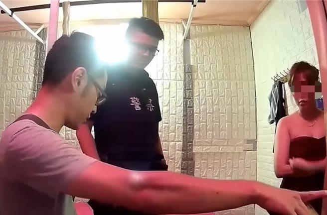 高雄市新兴区一间泰式按摩店暗藏春色。（高市新兴分局提供／杨舒婷高雄传真）