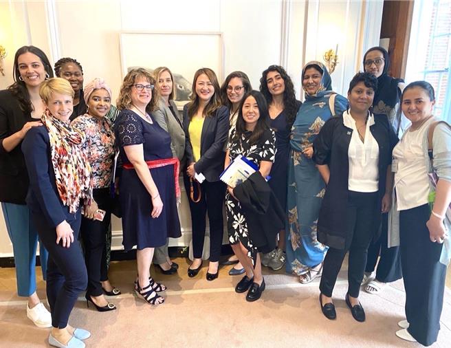 高市观光局长高闵琳与各国女性领袖合影。（高市观光局提供）