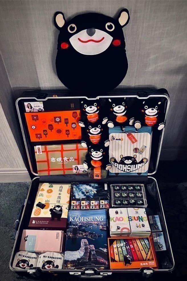满载行李的高雄国际观光各类英语文宣及高雄熊等高雄物产伴手礼在美大受好评。（高市观光局提供）