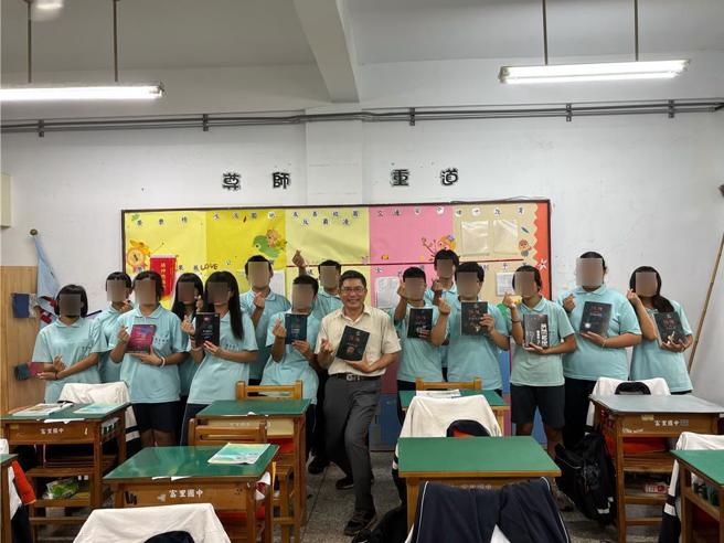 家住桃園市的社會善心人士袁祥峰，有感閱讀對孩子的幫助，2022年起開始購買課外讀物，送給花蓮縣40餘所偏鄉小校，其中富里國中就是受贈的學校之一。（富里國中校長鐘協衡提供／羅亦晽花蓮傳真）