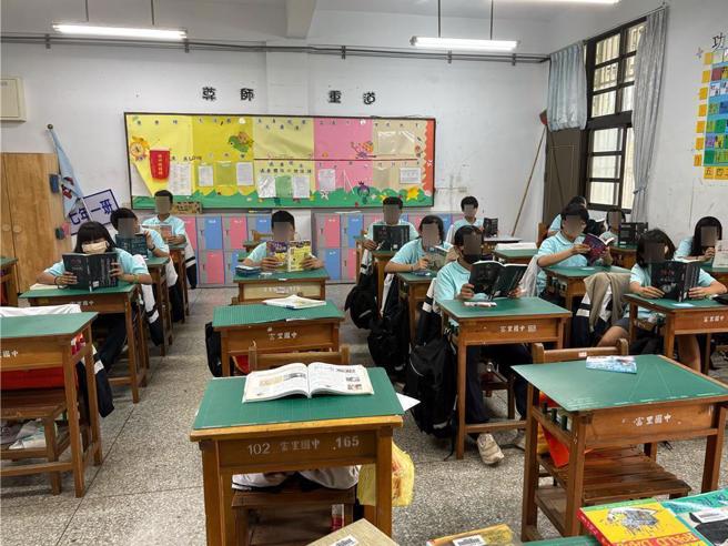 家住桃園市的社會善心人士袁祥峰，有感閱讀對孩子的幫助，2022年起開始購買課外讀物，送給花蓮縣40餘所偏鄉小校，其中富里國中就是受贈的學校之一。（富里國中校長鐘協衡提供／羅亦晽花蓮傳真）