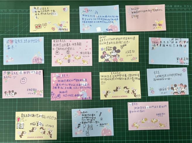 花蓮富里國中2年期間多次收到桃園社會善心人士袁祥峰捐贈的書籍，學生為此寄送感恩小卡感謝他的善舉。（富里國中校長鐘協衡提供／羅亦晽花蓮傳真）