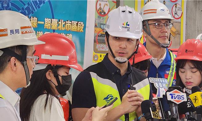 台北市长蒋万安4日出席捷运万大线第一期工程贯通典礼，并于会前接受媒体访问。（丁上程摄）