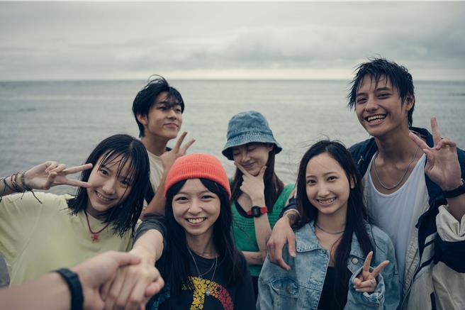 逃家少年团朱匀甄（前排左起）、陈姸霏、蔡佳彤、刘宥悭（后排左起）、林宴慈、李恩佑合照。（Netflix提供）