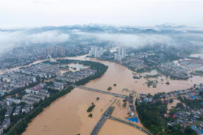 图为7月1日湖南平江县城区被淹现场。（新华社）