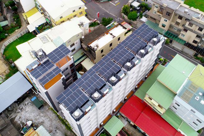 鳥松區光電設置案例，設置容量46.125kWp-年發電量58,924.7度（圖片來源：高雄市工務局提供）