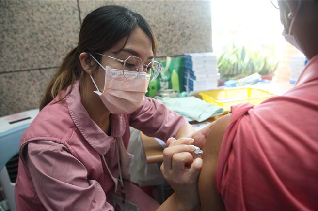 新冠疫苗恐無法買到最新病毒株，疾管署坦言，原訂10月開打時間不排除延後。（本報資料照）