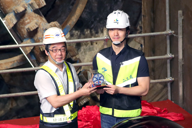 台北市长蒋万安（右）4日前往万大线厦安站（LG03）出席万大线第1期台北市区段隧道贯通典礼。（黄世麒摄）