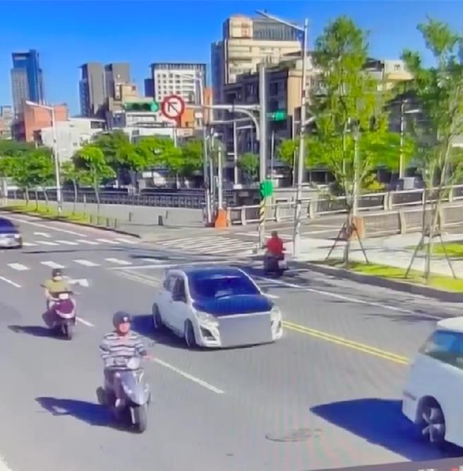 基隆市信義區東信路一帶，3日有上午2台自小客車發生碰撞，駕駛白色自小客車的林男跟追逼車，疑似故意撞游男的車後離去。圖為2人先前在仁愛區發生行車糾紛，林男開始跟追。（基隆市警察局提供／徐佑昇基隆傳真）