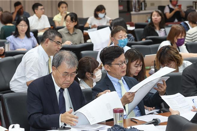 教育部長鄭英耀（前排左一）出席立法院教文會審議《學生輔導法》修正案。（鄧博仁攝）