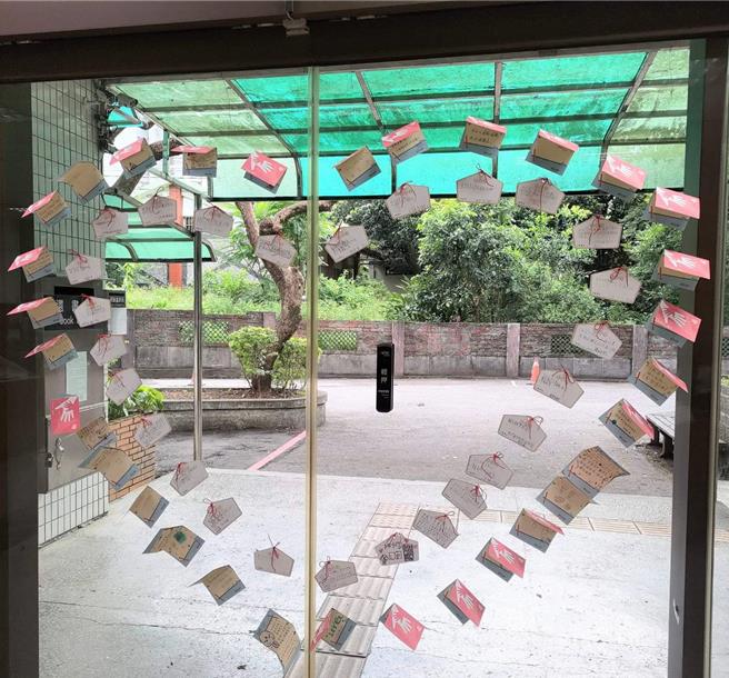 三芝图书馆大门口贴满读者的留言。（三芝区公所提供）