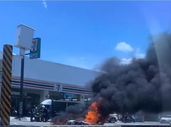 彰化警分局泰和派出所員警3日騎乘警用機車執勤時，與轎車發生碰撞，警用機車起火燃燒。（民眾提供／孫英哲彰化傳真）