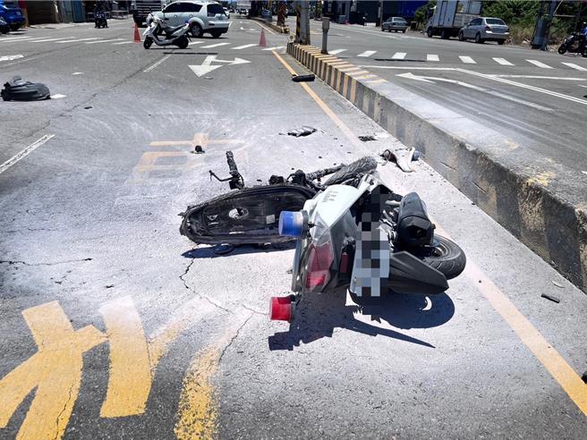 泰和派出所潘姓警員騎乘的警用機車幾乎已被燒毀。（民眾提供／孫英哲彰化傳真）