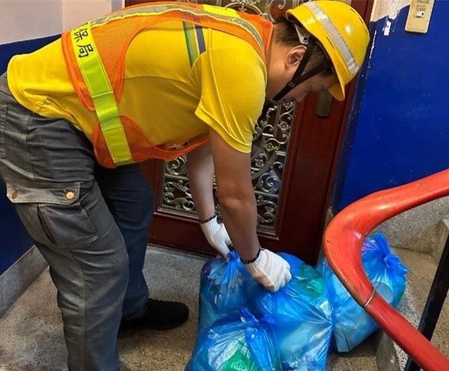 台北市环保局自2018年起，针对有需求的独居行动不便长者，透过相关管道，协助长者到府代收垃圾。（台北市环保局提供／刘玮晴台北传真）