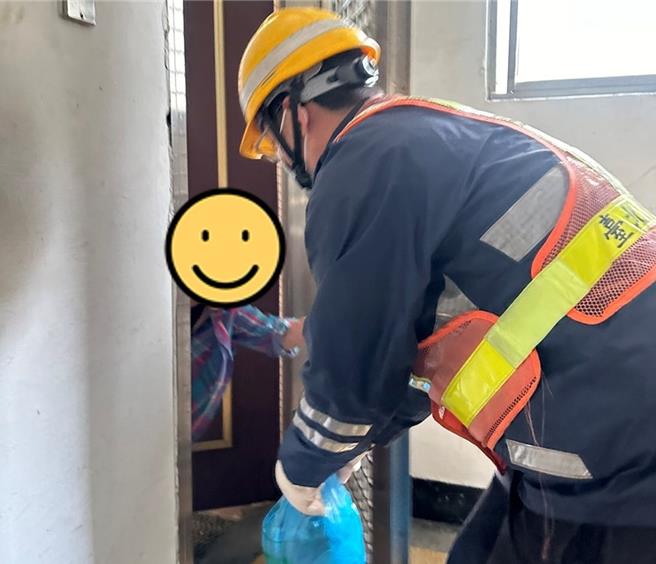 台北市环保局表示，符合「独自居住」、「行动不便」及「65岁以上」的长者名单后，再派员配合里邻长、里干事或社工访视长者确认需求，约定每周主动到府代收垃圾时间。（台北市环保局提供／刘玮晴台北传真）