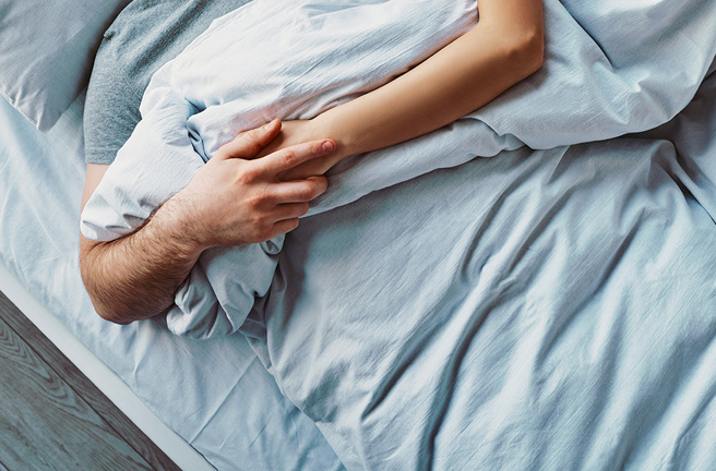 女子带着闺密上摩铁捉奸，没想到意外发现丈夫身旁躺的是一名裸男。(图:shutterstock/达志)