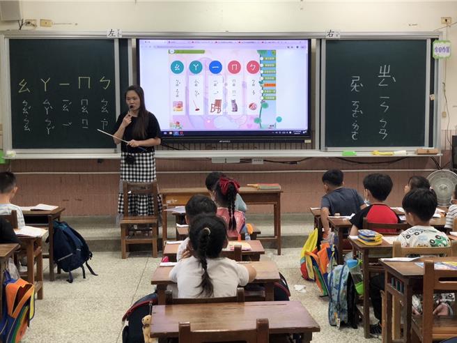 无尘黑板来了！台南市为全市国中小普通班教室配备智慧型触控大电视和珐琅材质水擦黑板。（台南市教育局提供／曹婷婷台南传真）