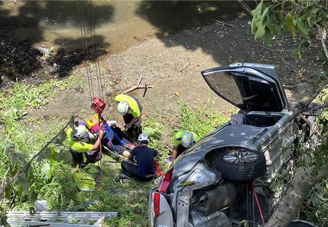4名長輩到新竹縣北埔拜拜準備回家，行經寶山時不明原因車輛墜入邊坡。（新竹縣消防局提供／邱立雅竹縣傳真）