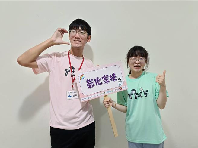 彰化家扶开办为期7周的暑期课辅安亲班，17位担任课辅小老师的大专生，小时候都是家扶暑期课辅班的家扶儿童，如今成为课辅小老师，将爱心传承与循环延续，其中林建宏（左）、陈衿霈（右）更第二次担任小老师。（叶静美摄）