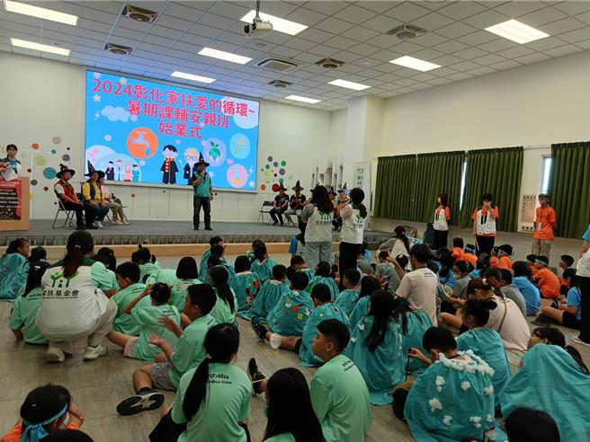 彰化家扶暑期课辅安亲班在企业及善心人士的赞助下，今年迈入第17年，有102名国小扶助学童报名上课，今日举办始业式。（叶静美摄）