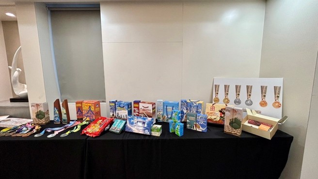  
今年奖项计有金门酒厂股份有限公司、森田药粧集团、立荣航空、维他露公司、All Sports创星影像、台湾美津浓、BRAVELOG运动趣、王大夫一条根有限公司、升恒昌股份有限公司、天之桂贡糖、家乐福、台北合眾汽车等赞助单位提供丰富的物资及奖品。（图/中华民国路跑协会提供）
