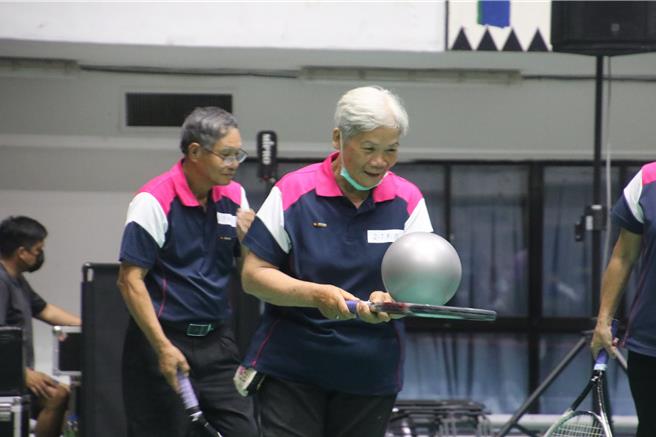 为促进长者健康，台东县政府4日在台东县立体育馆举办「乐活一起趣」体适能趣味竞赛。（台东县政府提供／蔡旻妤台东传真）