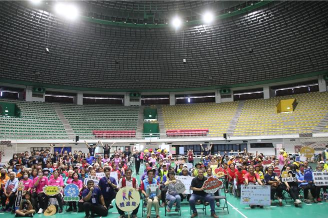 为促进长者健康，台东县政府4日在台东县立体育馆举办「乐活一起趣」体适能趣味竞赛。（台东县政府提供／蔡旻妤台东传真）