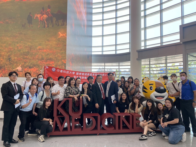 韩国高丽大学与中臺科大师生于校内合影。(照片/中臺科技大学提供)