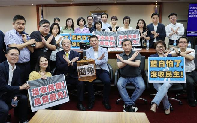 高金素梅痛批，他們不是口口聲聲說沒有討論沒有民主，外面這些為他們守候的年輕人不是說沒有討論沒有民主，有爭議大家都可以討論，必須把罷免連署更嚴謹，為什麼都不能討論？（姚志平攝）