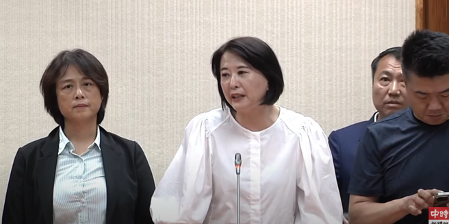 立委王鸿薇控诉。（取自直播）