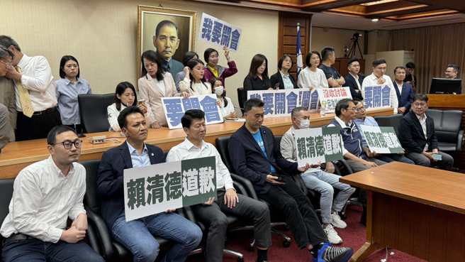 立法院內政委員會4日審查「公職人員選舉罷免法部分條文修正草案」等案，民進黨占領主席台暴發藍綠衝突與空轉，召委高金素梅下午宣布改換到群賢101會議室，並由國民黨立委陪伴在旁，但議事人員遭民進黨鎖在原會議室內無法抵達更改新的場地，國民黨立委在群賢101會議室舉出「我要開會」及「賴清徳道歉」標語表達訴求。（姚志平攝）
