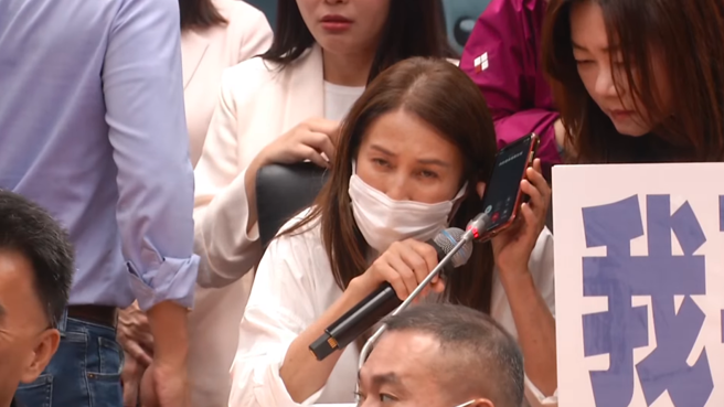内政委员会召委高金素梅与被留在原会议室的议事人员通话。（截自中时新闻网直播）