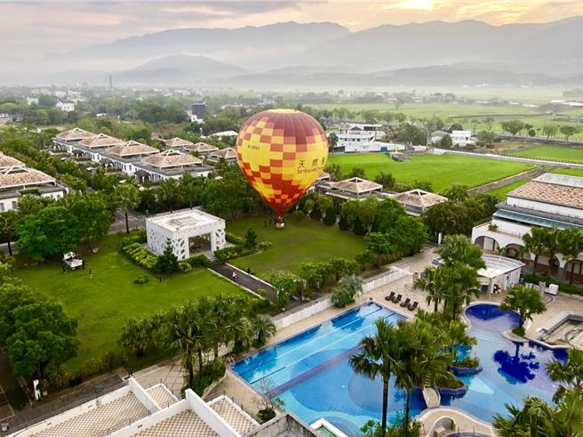 交通部观光署初步统计，花东地区的旅宿，暑假订房率约2至3成，比去年同期大概少了20个百分点。旅游业者看好接下来登场的热气球嘉年华活动，可带动花东旅游商机。（Booking.com提供／陈佑诚台北传真）