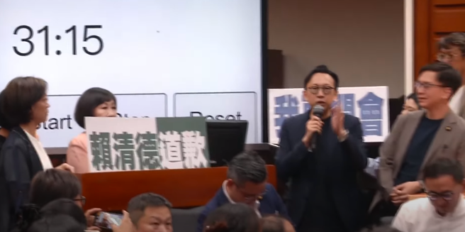 国民党立委葛如钧也秀出计时器，截至下午3时，议事人员已经被限制自由超过30分。（截自中时新闻网直播）
