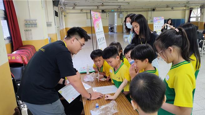 高雄大学「双语数位学伴」计画团队日前至基隆市中兴国小举办学习营活动，大小学伴互动良好。（高雄大学提供／林瑞益高雄传真）